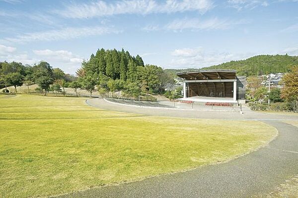 土岐市総合公園自然の地形を生かした遊歩道をはじめ、野球場やテニスコートなどさまざまなスポーツ施設があり、多目的広場なども整備された都市公園。スポーツを楽しむのにピッタリです。 770m
