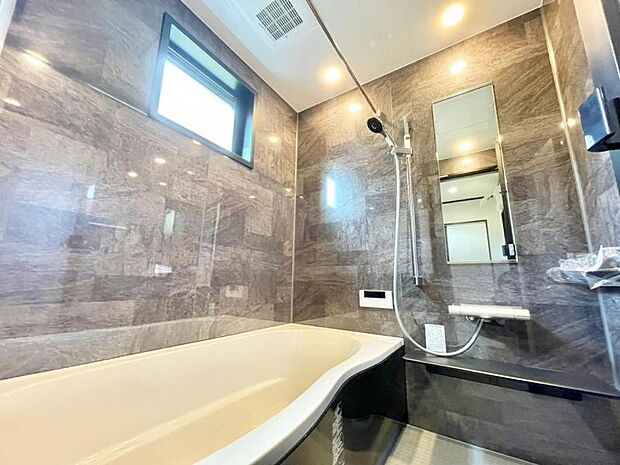 3面アクセントパネルで高級感溢れる浴室。
