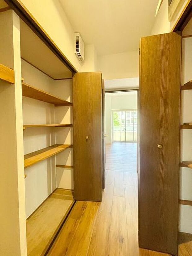 廊下には棚付きで小物や書類も整理できる大型収納つき。
