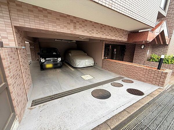 駐車場があるため車通勤の方にも安心なマンションです。（空き状況は要確認）