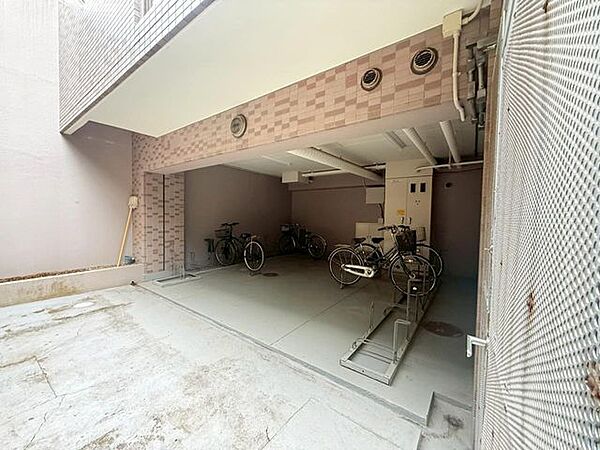 区画がしっかりと分けられている屋根付き駐輪場。