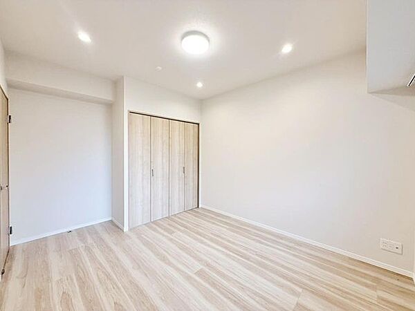 6.8帖洋室は大きなベッドも置けそうなゆとりのある一室です。