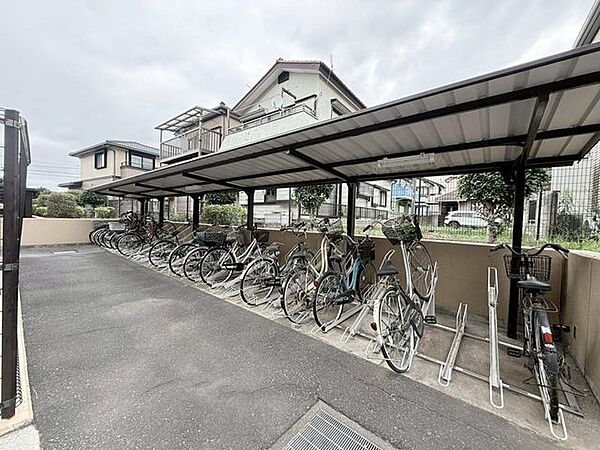 区画がしっかりと分けられている屋根付き駐輪場。