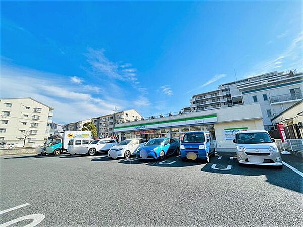 コンビニ ファミリーマート 印西小倉台店　5分322m