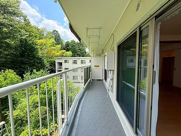 格子タイプの手すり壁は圧迫感が無く、日の光を室内にたっぷり取り込みます。