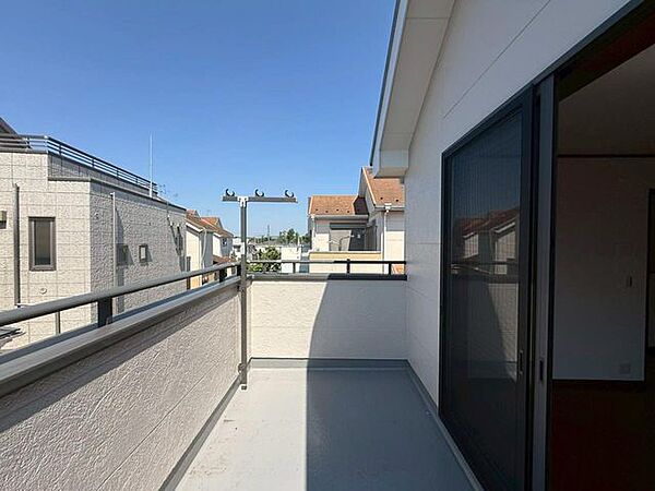 広々バルコニーは、ご家族のお布団をたっぷり干せます。