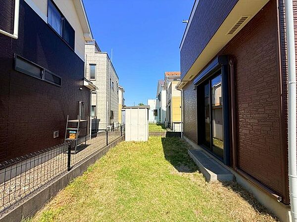 リビングから見守れるお庭はお子様遊びにも安心。