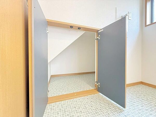 階段下リネン庫付き。洗剤やタオルもスッキリ収納。