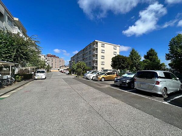 駐車場があるため車通勤の方にも安心なマンションです。（空き状況は要確認）