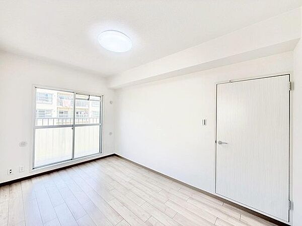 6.3帖洋室は大きなベッドも置けそうなゆとりのある一室です。