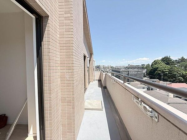 広々バルコニーは、ご家族のお布団をたっぷり干せます。