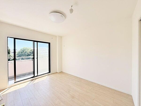 ベッドやテーブルなど、実際の家具のイメージを現地でご確認ください。