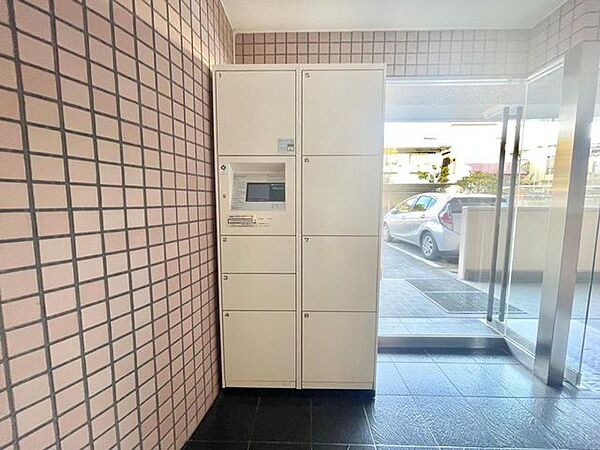 宅配ボックスでお仕事がお忙しい方も楽しみな荷物が受け取れます。