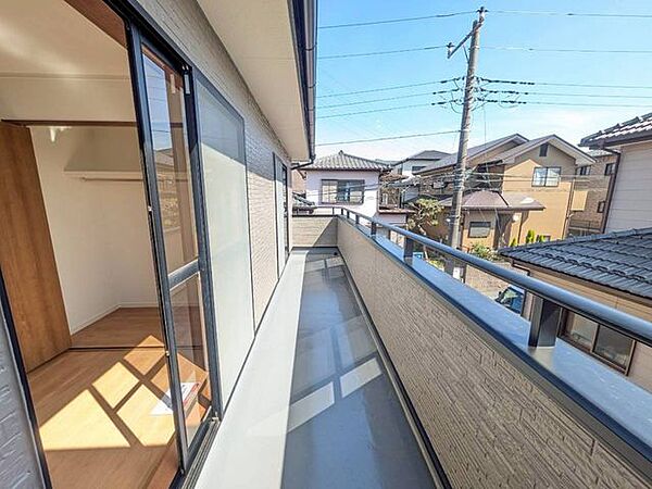 広々バルコニーは、ご家族のお布団をたっぷり干せます。
