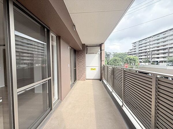 広々バルコニーは、ご家族のお布団をたっぷり干せます。