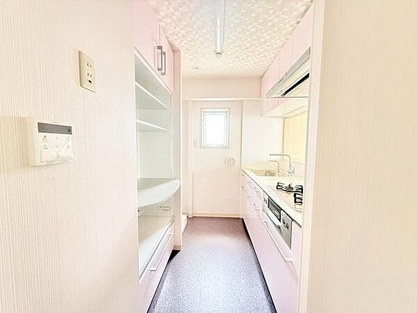 カップボード付きでご引っ越し後すぐに食器をしまえます。