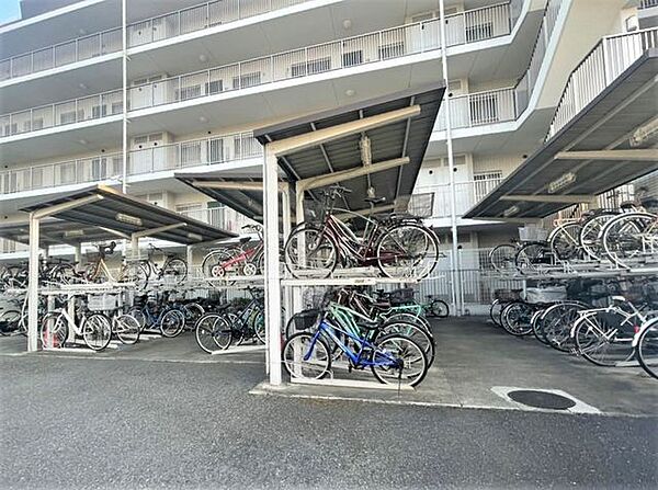 区画がしっかりと分けられている屋根付き駐輪場。