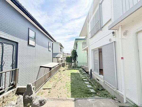 リビングから見守れるお庭はお子様遊びにも安心。