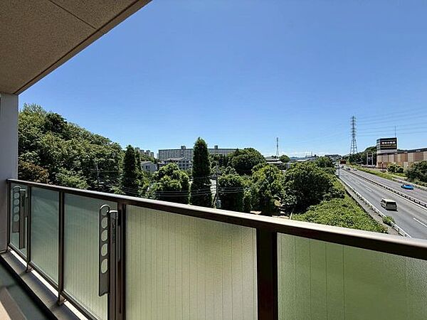 広々バルコニーは、ご家族のお布団をたっぷり干せます。