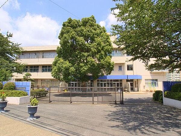 村上中学校　徒歩約11分（約800ｍ）