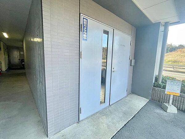 雨風から守られる室内ゴミ捨て場。