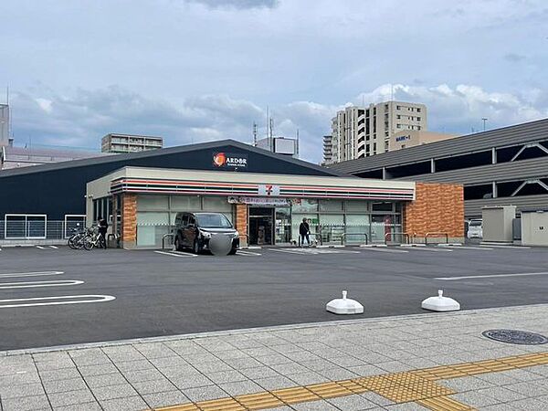 コンビニ セブン-イレブン 印西中央南1丁目店　4分288m