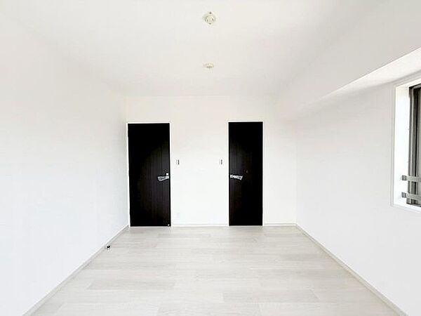 8帖洋室は大きなベッドも置けそうなゆとりのある一室です。