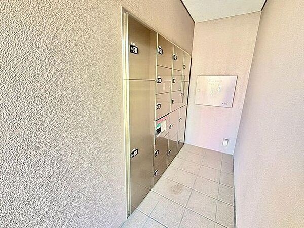宅配ボックス完備。お仕事が忙しく不在が多い方も楽しみな荷物がスムーズに受け取れます。