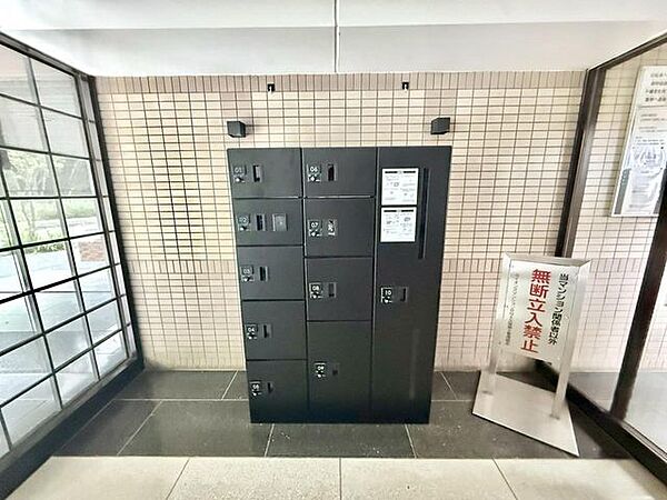 宅配ボックスでお仕事がお忙しい方も楽しみな荷物が受け取れます。