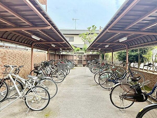 区画がしっかりと分けられている屋根付き駐輪場。