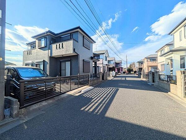 前面道路は約6ｍありお車の出し入れも楽々です