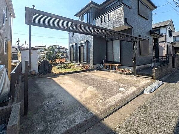 車を余裕をもって停められる広さです。是非体感してみてください。感覚が一番の判断材料です。