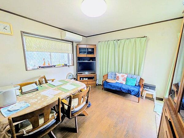 前面も解放感あり日当たりもよいリビング！
