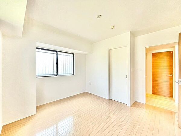 6.8帖洋室は大きなベッドも置けそうなゆとりのある一室。