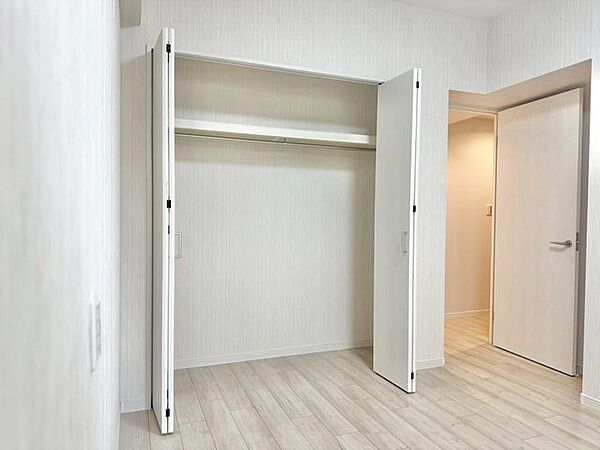 アウターもかけられるパイプ付き収納です。