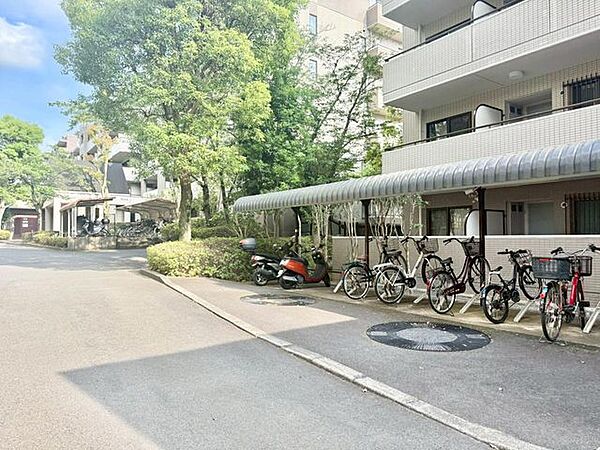 区画がしっかりと分けられている屋根付き駐輪場。