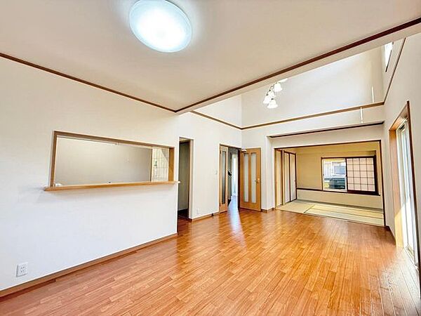 くつろぎながら家族とも会話ができる和室付き。
