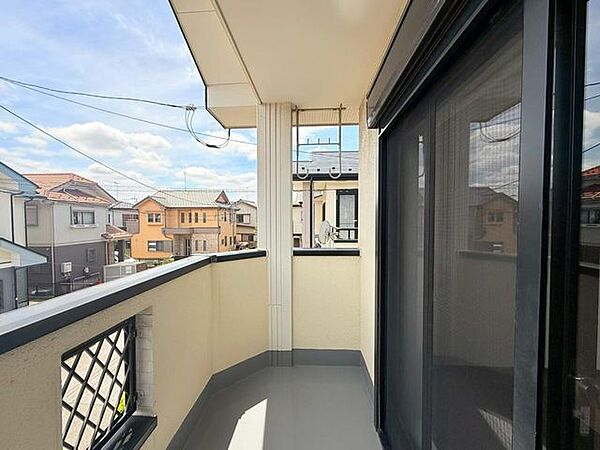 広々バルコニーは、ご家族のお布団をたっぷり干せます。