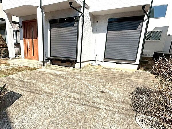 車を余裕をもって停められる広さです。是非体感してみてください。感覚が一番の判断材料です。