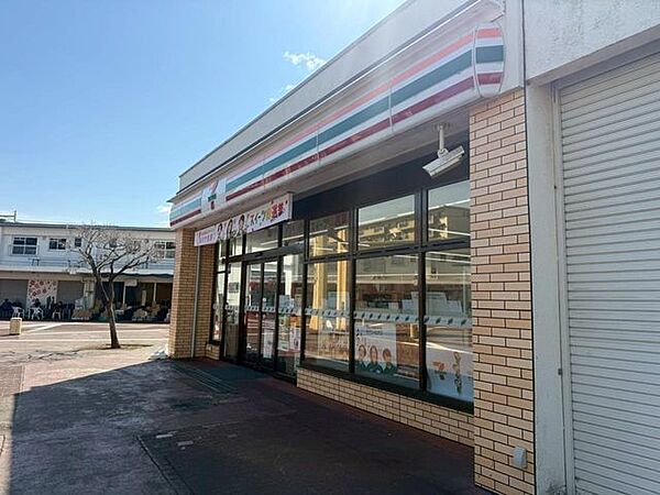 コンビニ セブン-イレブン ＵＲ金杉台団地店　12分934m
