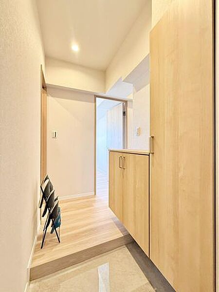 玄関を開けるとパッと明るい人感センサーでお出迎え。