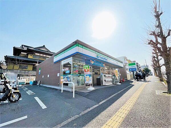 コンビニ ファミリーマート　徒歩約6分（450ｍ）
