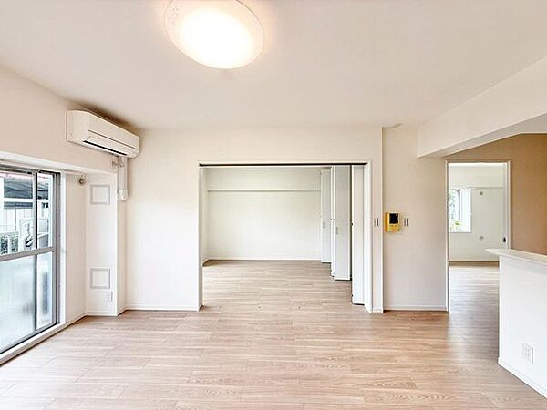 LDK＋お隣の部屋の間仕切りを開放すれば●帖の広々スペースに。