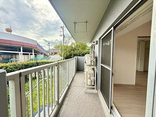 格子タイプの手すり壁は圧迫感が無く、日の光を室内にたっぷり取り込みます。