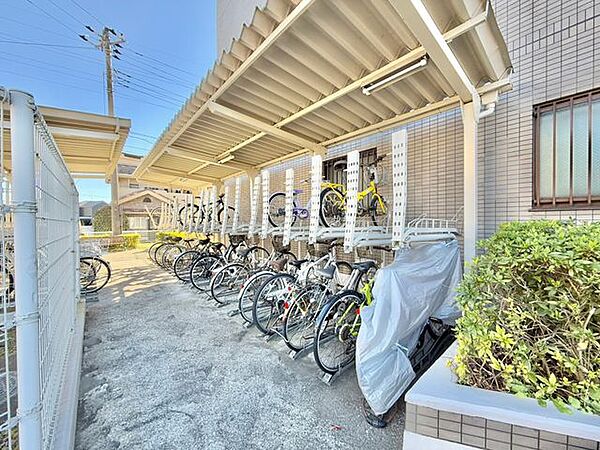 区画がしっかりと分けられている屋根付き駐輪場。