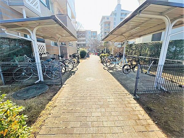 屋根付き駐輪場。