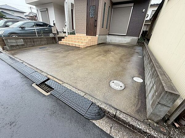 車を余裕をもって停められる広さです。是非体感してみてください。感覚が一番の判断材料です。