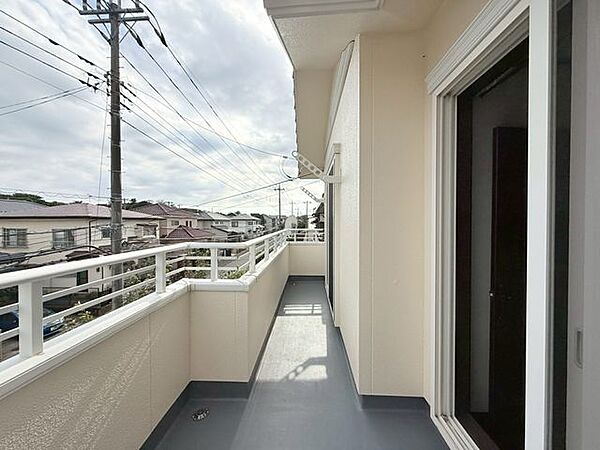 広々バルコニーは、ご家族のお布団をたっぷり干せます。