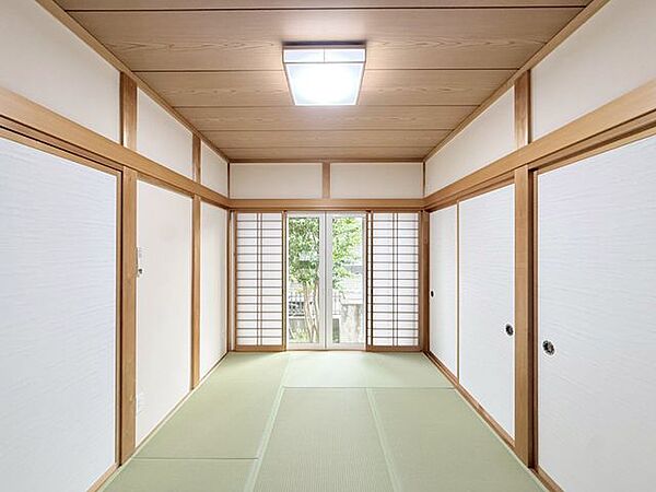 すぐ横になれる和室は、みんながほっと一息つける空間。