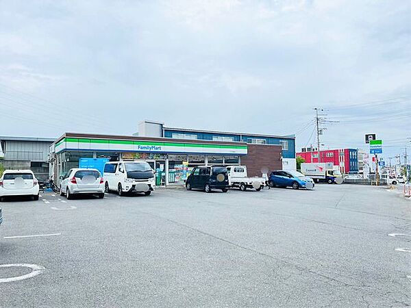 ファミリーマート八千代高津店 徒歩12分。 902m